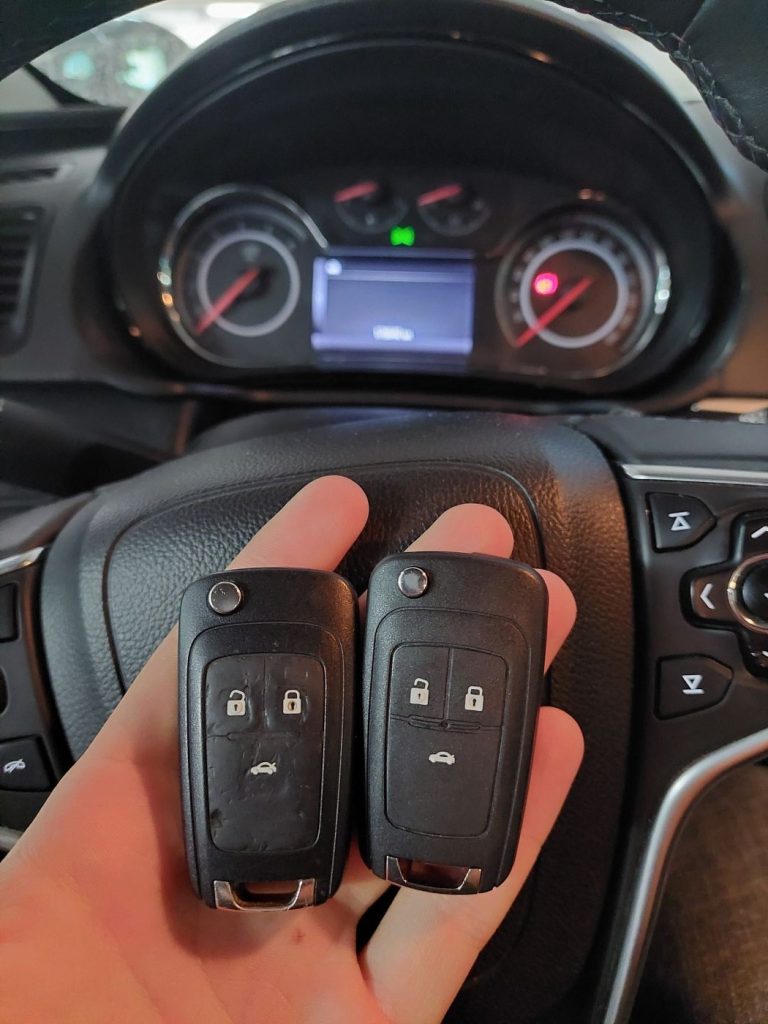 Izdelava avto ključev Ključi2go 1 zamenjava ohišja popravilo avto ključev ključi2go